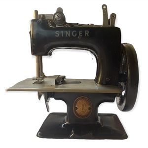 Singer sewing machine #20 child size